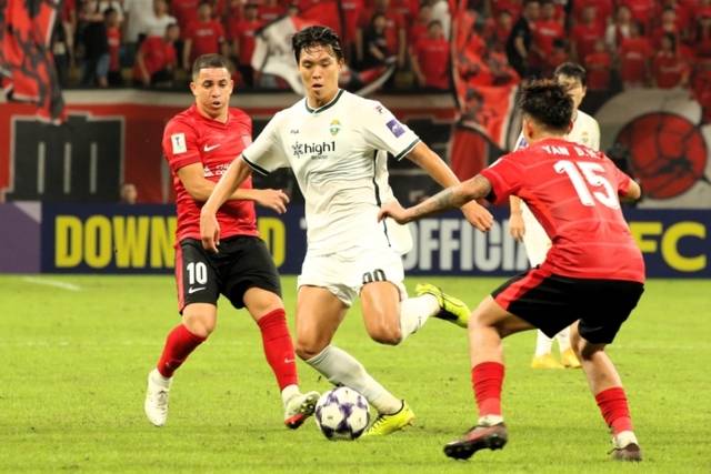 ▲ 강원FC 김신진이 지난 30일(현지 시간) 중국 쓰촨 청두 봉황산스포츠공원축구경기장에서 열린 청두 룽청과 2025-2026 AFC 챔피언스리그 엘리트 리그 스테이지 동아시아 2차전에서 패스를 시도하고 있다. 강원FC 제공