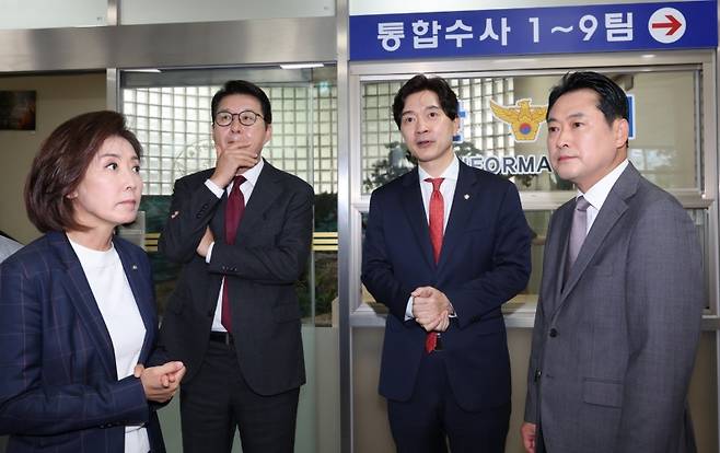▲ 국민의힘 장동혁 대표(오른쪽부터), 박성훈 수석대변인, 신동욱, 나경원 의원이 3일 이진숙 전 방통위원장 체포 항의를 위해 영등포경찰서를 방문, 대기해 있다 [연합뉴스]