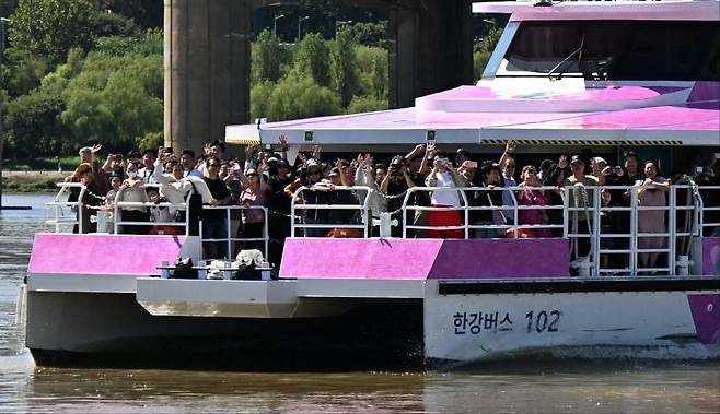 지난달 21일 서울 잠실 한강버스 선착장에서 승선한 시민들이 출발을 기다리고 있다. 서울시 제공