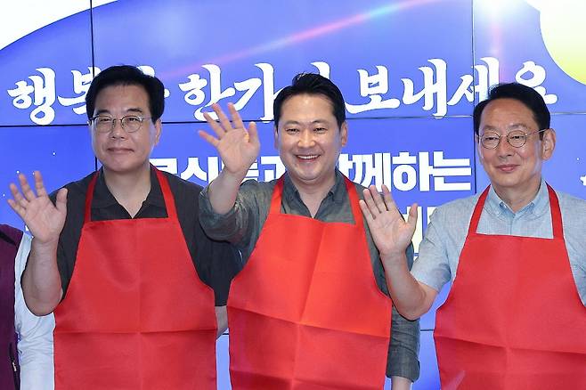 장동혁 국민의힘 대표와 송언석 원내대표, 김도읍 정책위의장이 추석 연휴를 하루 앞둔 2일 서울 동대문구 동백꽃 노인복지관을 찾아 추석 인사를 하고 있다.  /사진=뉴스1