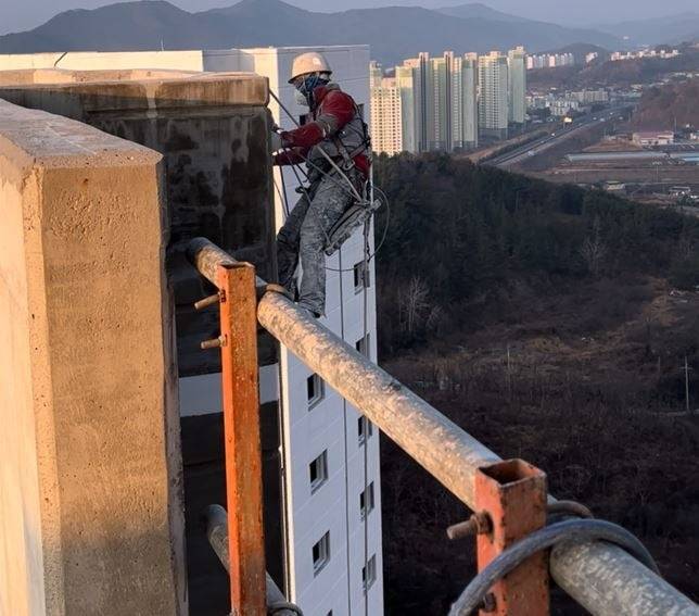 변 씨가 경남의 한 신축 아파트 외벽에 페인트 작업을 하기 위해 준비하고 있다.