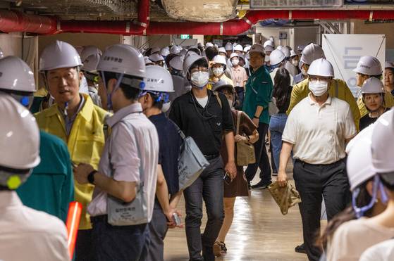 Employees take shelter in an underground bunker at the Government Complex Seoul in central Seoul as an air raid siren sounds during a nationwide civil defense drill on Aug. 23. [YONHAP]