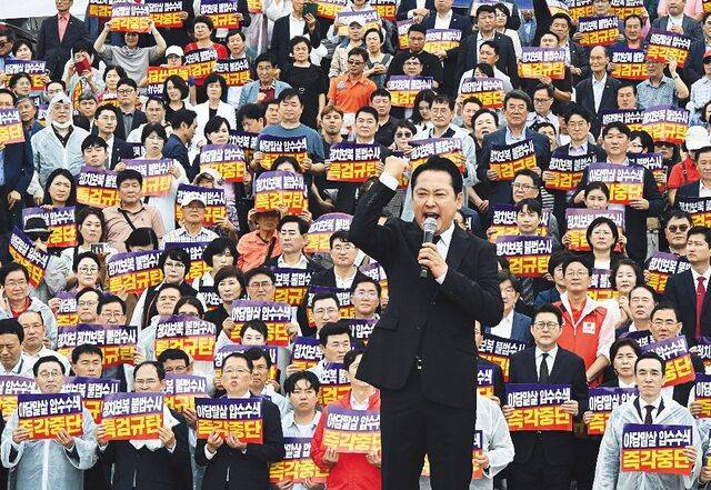 장동혁 국민의힘 대표가 지난달 4일 국회 본청에서 열린 ‘야당말살 정치탄압 특검수사 규탄대회’에서 연설하고 있다. 그는 “오늘은 무도한 이재명 정권을 무너뜨리는 그 첫날이 될 것”이라고 강조했다. 연합뉴스