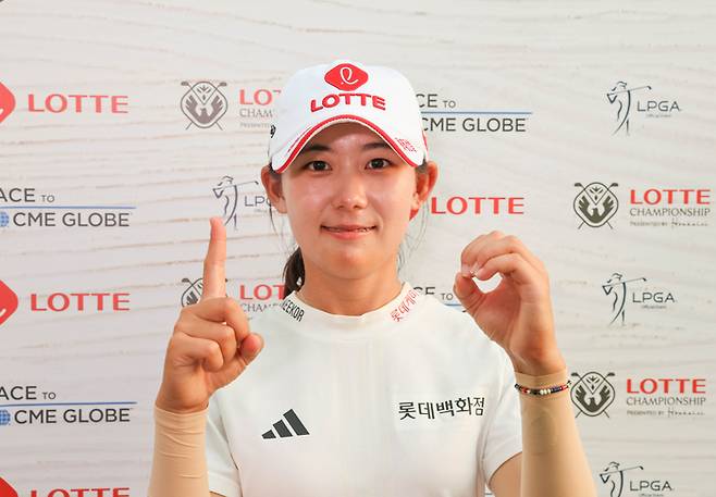 롯데 챔피언십 둘째날 10언더파를 몰아치며 LPGA 투어 첫 우승 발판을 마련한 황유민이 포즈를 취하고 있다. 대홍기획