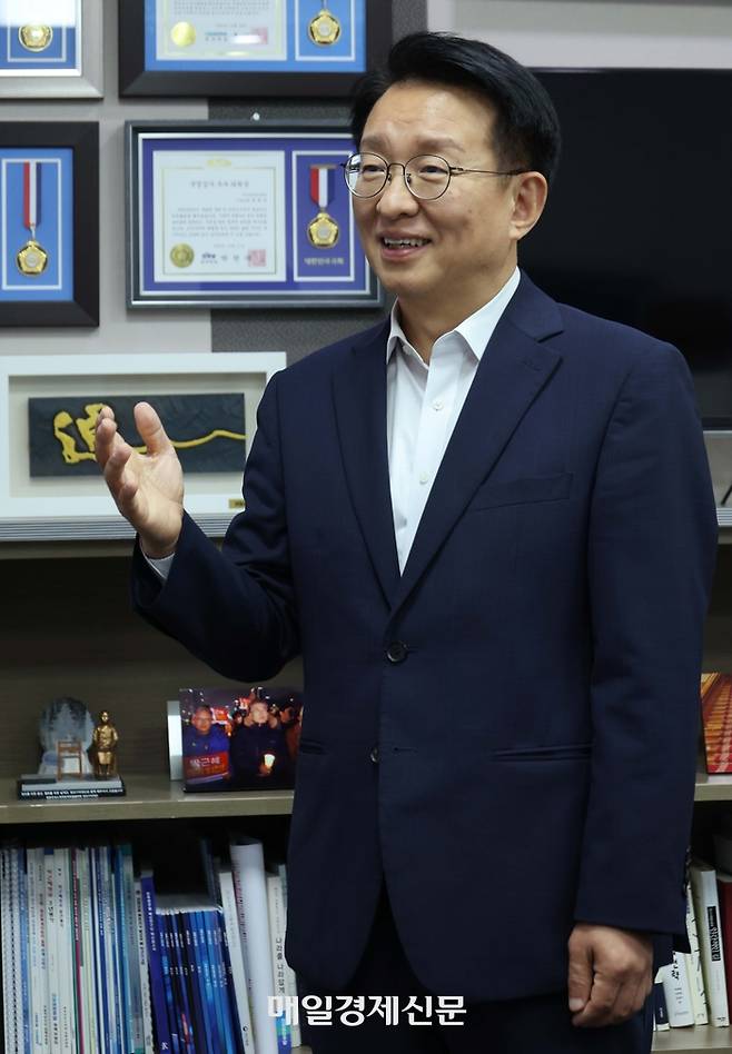 권칠승 더불어민주당 의원이 지난 1일 매일경제신문과 국회의원 회관에서 인터뷰를 ㅏ고 있다.  [한주형기자]