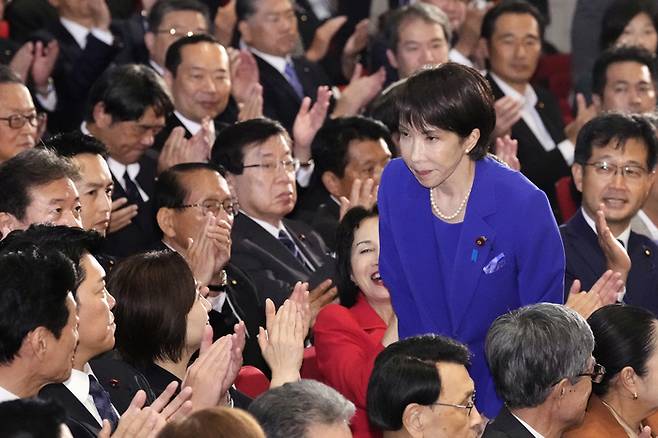 4일 자민당 총재로 당선된 뒤 동료 의원들에게 인사하는 다카이치 사나에 총재 [교도 연합뉴스]