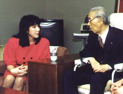 인생의 멘토인 마쓰시타 고노스케 회장(오른쪽)과 대화하는 다카이치 사나에 총재 [다카이치 사나에 홈페이지]