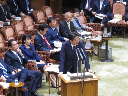 2017년 아베 신조 총리와 함께 의회에 참석한 모습 [다카이치 사나에 홈페이지]