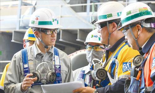 최근 재계서 산업 안전을 중점적으로 책임지는 ESH가 화두로 떠올랐다. 사진은 9월 4일 HD현대삼호 작업장 점검에 직접 나선 정기선 HD현대 수석부회장. 정 수석부회장은 이날 “안전은 무엇과도 바꿀 수 없는 가치”라며, “회사는 어떤 상황에서도 임직원의 생명을 최우선에 두겠다”고 강조했다. (HD현대 제공)