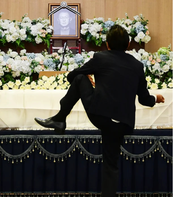 개그맨 김정렬이 자신의 대표 개인기인 ‘숭구리당당’ 춤을 추며 고 전유성의 마지막 길을 배웅했다. (사진=매경 스타투데이)