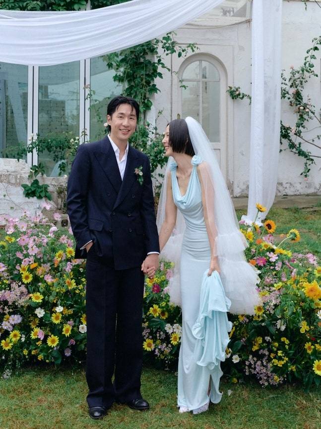 방송인 김나영(43)이 4년간 사랑을 키워온 가수 겸 화가 마이큐(44)와 부부의 연을 맺었다.사진=김나영 SNS