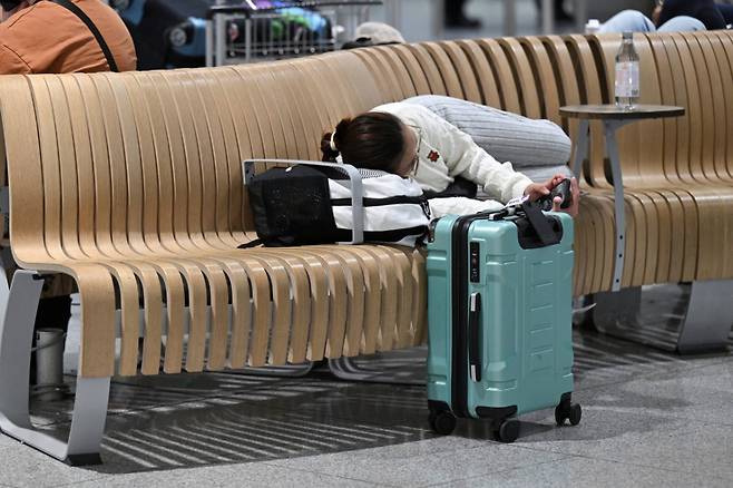 독일 뮌헨 공항이 3일(현지시간) 정체불명의 드론(무인기) 출몰로 이틀 연속 폐소됐다. 사진은 공항 운항 재개를 기다리고 있는 승객 /로이터=뉴스1