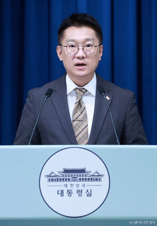 [서울=뉴시스] 고범준 기자 = 김남준 대변인이 30일 서울 용산 대통령실 청사에서 제44회 국무회의 관련 브리핑을 하고 있다. 2025.09.30. bjko@newsis.com /사진=고범준