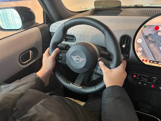 운전대를 잡을 때는 양손을 시계 기준 9시와 3시 방향에 두는 것이 가장 좋다. /사진=최진원 기자