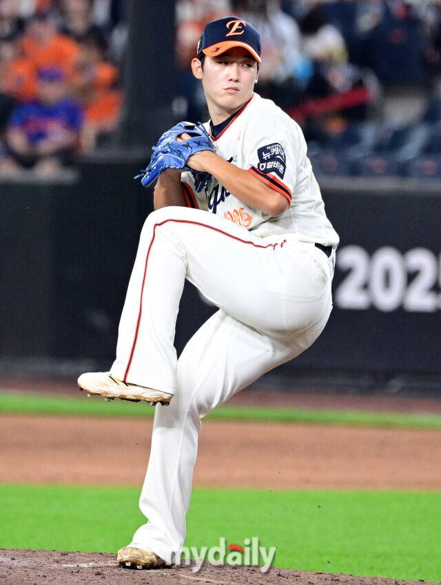 2025년 9월 27일 오후 대전 한화생명 볼파크에서 열린 '2025 신한 SOL뱅크 KBO 리그' LG 트윈스와 한화 이글스의 경기. 한화 윤산흠이 5회초 역투하고 있다./마이데일리