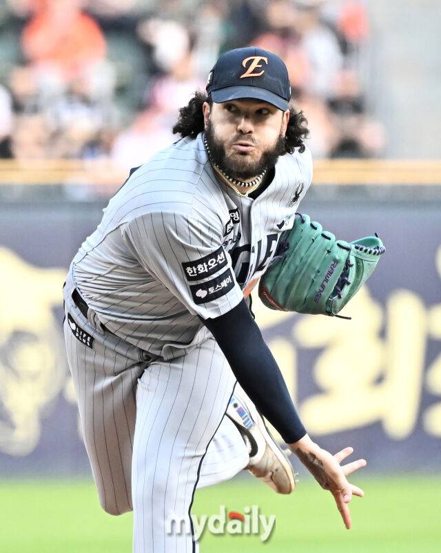 28일 오후 서울 잠실야구장에서 진행된 '2025 프로야구 KBO리그' LG트윈스와 한화이글스의 경기. 한화 폰세가 선발등판해 역투하고 있다./마이데일리