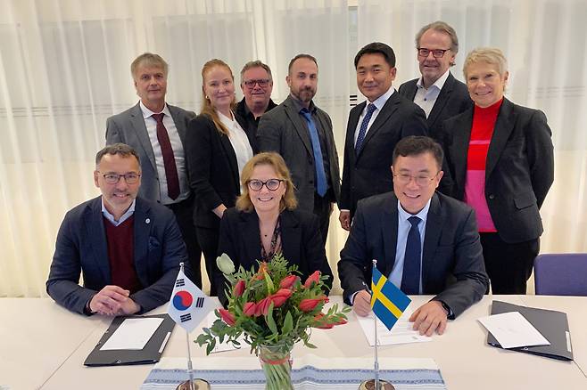 대한전선·스웨덴 전력청 관계자들이 지난해 12월 계약 이후 기념촬영을 하고 있다. [대한전선 제공]