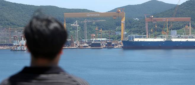 한미 무역협상이 타결된 31일 오후 경남 거제시 아주동 한화오션 거제 사업장에 건조 중인 선박이 보인다. [연합]