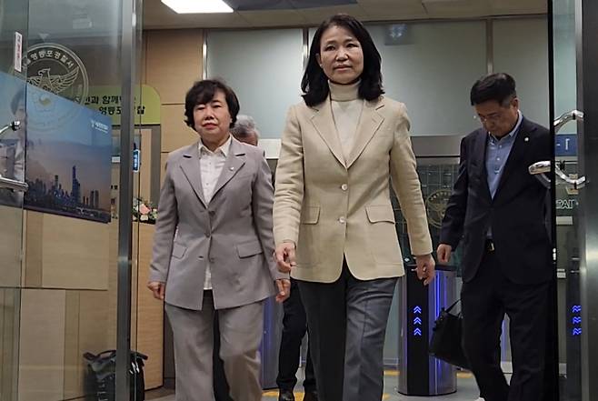 석방된 이진숙 전 방송통신위원장이 4일 오후 서울 영등포경찰서를 나서고 있다. [연합]