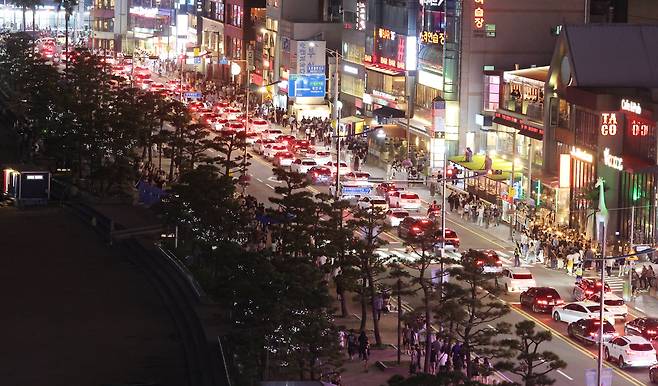 인파로 붐비는 부산 광안리 [연합]