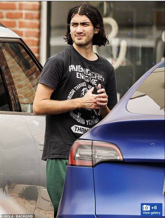 [서울=뉴시스] 고(故) 마이클 잭슨의 막내아들 비기 잭슨(23)이 지난달 30일(현지시간) 미국 로스앤젤레스 외곽 고급 주거지인 칼라바사스에서 포착됐다. (사진출처: 데일리메일 캡처)2025.10.02.