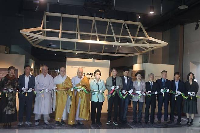[통영=뉴시스] 신정철 기자= 경남 통영시는 지난 2일 통영시립박물관 기획전시실에서 '통영 안정사, 유물로 보는 공간과 의례 문화 展' 개막식을 개최했다.사진은 허대양 통영시 부시장, 배도수 통영시의회 의장을 비롯해 통영시 도·시의원과 대한불교법화종 총무부원장 현묵스님 등 불교관계자 등 많은 내·외빈들이 참석한 가운데 개최된 개관식 모습.(사진=통영시 제공).2025.10.04. photo@newsis.com  *재판매 및 DB 금지
