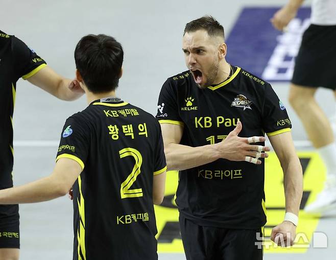 [의정부=뉴시스] 고범준 기자 = 5일 경기도 의정부시 경민대학교 기념관(체육관)에서 열린 2024-2025 V-리그 남자부 KB손해보험 스타즈와 현대캐피탈 스카이워커스의 경기, KB손해보험 비예나가 득점에 성공하자 기뻐하고 있다. 2025.02.05. bjko@newsis.com