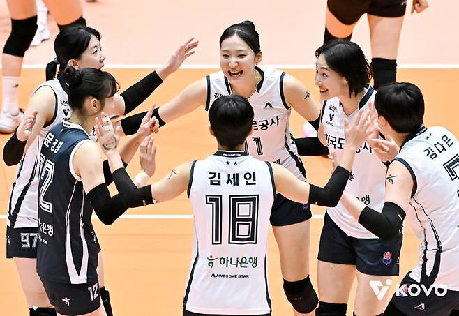 [서울=뉴시스] 프로배구 한국도로공사 선수들이 26일 전남 여수 진남체육관에서 열린 2025 여수·NH농협컵 프로배구대회(컵대회) 여자부 조별리그 B조 정관장과의 경기에서 득점에 성공한 뒤 기뻐하고 있다. (사진=KOVO 제공) 2025.09.26. *재판매 및 DB 금지