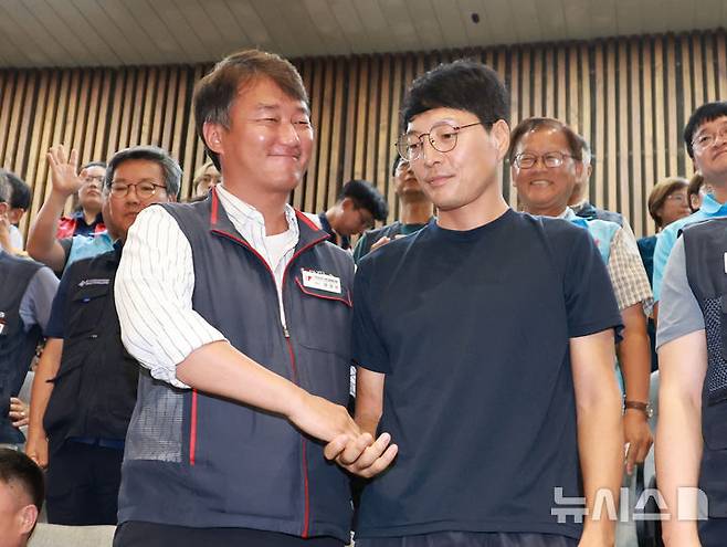 [서울=뉴시스] 김금보 기자 = 양경수 전국민주노동조합총연맹 위원장과 유최안 거제통영고성 조선하청지회 조합원(전 대우조선해양 하청 용접공)이 지난 8월24일 오전 서울 여의도 국회에서 열린 제428회 국회(임시회) 제2차 본회의에서 노동조합 및 노동관계조정법 일부개정법률안(대안)이 더불어민주당 주도로 통과되자 기뻐하고 있다. 2025.08.24. kgb@newsis.com