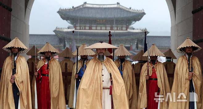 [서울=뉴시스] 추상철 기자 = 가을비가 내린 28일 오전 서울 종로구 광화문 앞에서 수문장이 조선시대 우비인 유삼과 쓰개를 착용하고 있다. 2025.09.28. scchoo@newsis.com