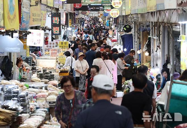 [인천=뉴시스] 전진환 기자 = 추석 연휴를 앞둔 지난 2일 오후 인천 미추홀구 석바위시장에서 시민들이 장을 보고 있다.  2025.10.02. amin2@newsis.com