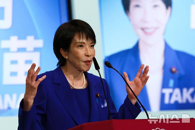 [도쿄(일본)=AP/뉴시스] 다카이치 사나에 일본 전 경제안보담당상이 4일 일본 도쿄 자유민주당 당사에서 열린 자유민주당 총재 선거에서 연설하고 있다. 2025.10.04.