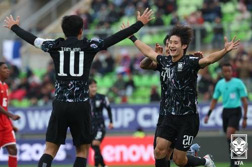 기뻐하는 신민하(오른쪽). [대한축구협회 제공. 재판매 및 DB 금지]