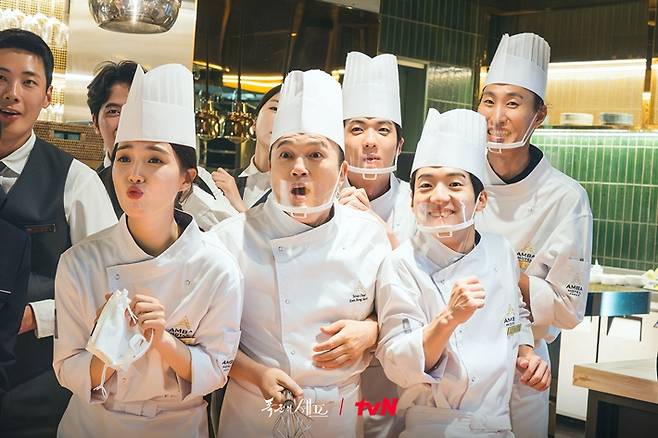 현대로 온 연지영과 이헌의 키스신을 바라보는 모습. tvN 제공