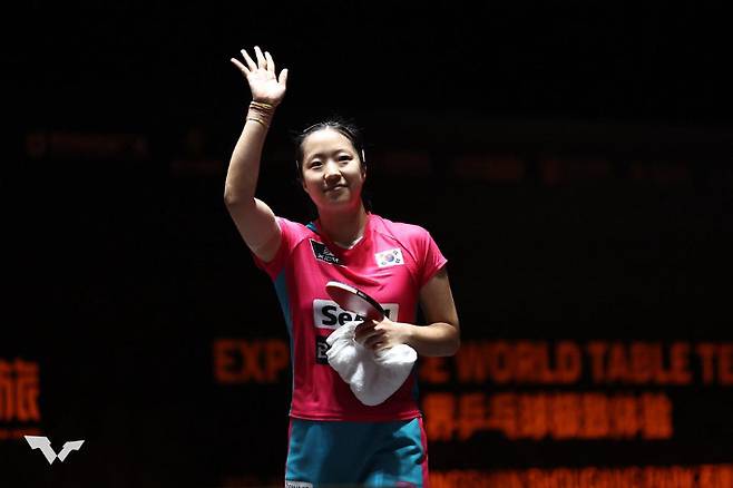 WTT 중국 스매시 경기에 출전해 손 흔드는 신유빈. WTT SNS 캡처