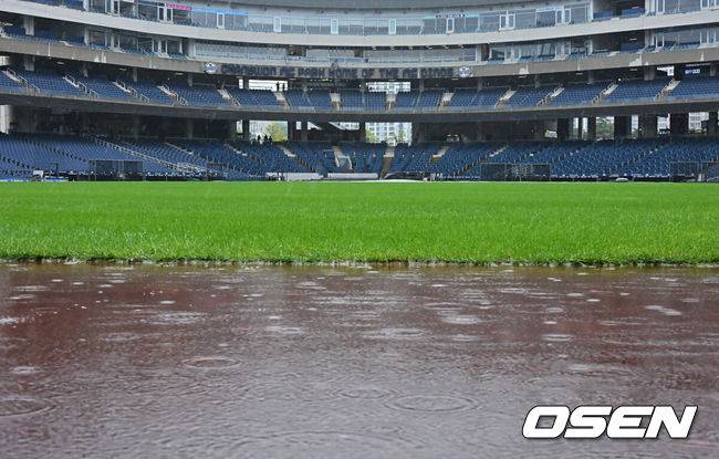 [OSEN=창원, 이석우 기자] 3일 창원NC파크에서 2025 신한 SOL 뱅크 KBO 리그 NC 다이노스와 SSG 랜더스의 경기가 열린다. 홈팀 NC는 라일리가, 방문팀 SSG는 김광현이 선발 출전한다. 창원NC파크에 비가 내린다. 결국 우천 취소 결정이 나며 4일로 미뤄졌다. 2025.10.03 / foto0307@osen.co.kr