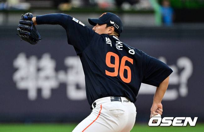 [OSEN=수원, 조은정 기자]3일 수원 KT위즈파크에서 ‘2025 신한 SOL Bank KBO리그’ KT 위즈와 한화 이글스의 시즌 최종전이 열렸다. 1회말 한화 선발투수 박준영이 역투하고 있다. 2025.10.03 /cej@osen.co.kr