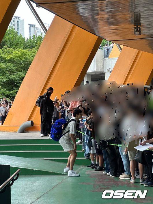 [사진] 경기 후 팬서비스 중인 최준용과 허웅