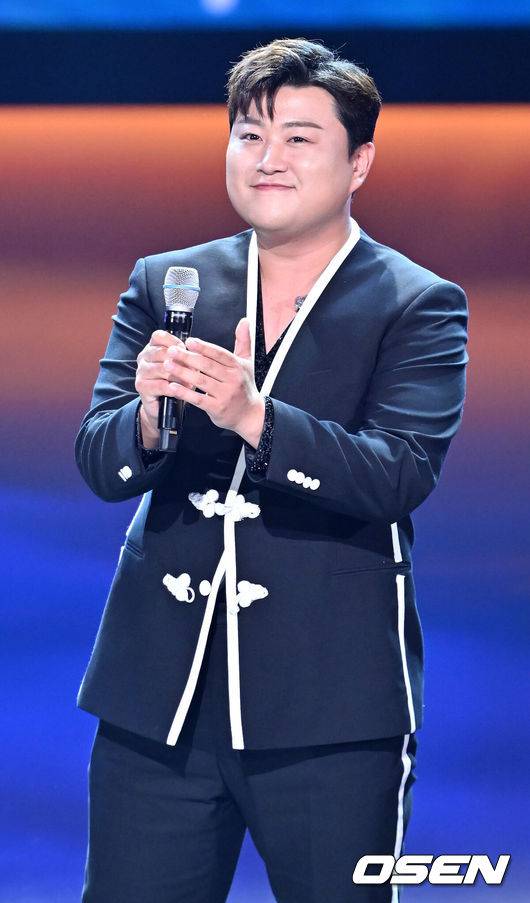 [OSEN=민경훈 기자] 21일 오후 서울 여의도 KBS홀에서 '서울드라마어워즈 2023'  레드카펫 및 본식 행사가 진행됐다.올해로 18회를 맞이한 서울드라마어워즈는 한국방송협회가 주최하는 국제 드라마 시상식으로, 국가와 지역 상관없이 모든 작품을 심사한다.&nbsp;가수 김호중이 축하무대에서 열창을 한 후 박수를 치고 있다. 2023.09.21 / rumi@osen.co.kr