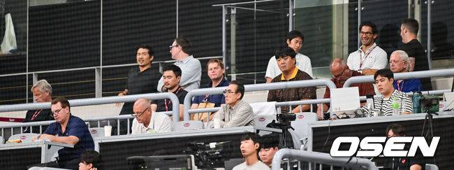 [OSEN=고척, 박준형 기자] 키움 송성문과 한화 폰세를 보기 위해 고척스카이돔을 찾은 MLB 스카우터들. 2025.08.28 / soul1014@osen.co.kr