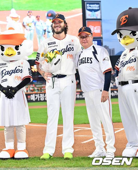 [OSEN=대전, 민경훈 기자] KBO 단일 시즌 최다 226탈삼진에 성공한 한화 폰세가 한화 김경문 감독과 함께 포토타임을 갖고 있다. 2025.09.26 /rumi@osen.co.kr