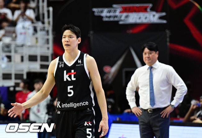 [OSEN=수원, 조은정 기자] 4일 오후 서수원칠보체육관에서 2025-2026 LG전자 프로농구 수원 KT 소닉붐과 부산 KCC 이지스의 경기가 열렸다.KT 김선형이 교체 투입되고 있다. 2025.10.04 /cej@osen.co.kr