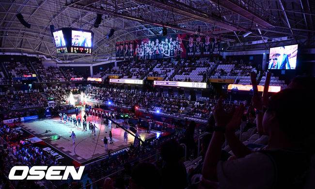 [OSEN=수원, 조은정 기자] 4일 오후 서수원칠보체육관에서 2025-2026 LG전자 프로농구 수원 KT 소닉붐과 부산 KCC 이지스의 경기가 열렸다.KT 홈 개막전이 열리고 있다. 2025.10.04 /cej@osen.co.kr