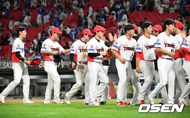 KIA 선수들이 승리를 자축하고 있다./OSEN DB