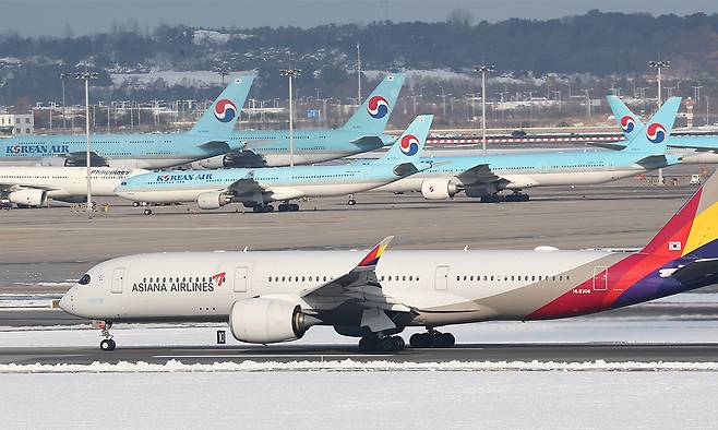 인천 영종도 인천국제공항 활주로와 주기장에 대한항공-아시아나항공 여객기가 보이고 있다. 연합뉴스
