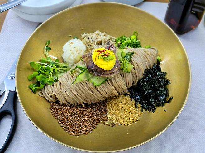 한라산아래첫마을 비비작작면.