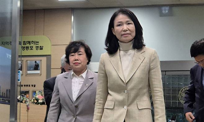 이진숙 전 방송통신위원장이 4일 서울 영등포경찰서에서 석방돼 귀가하고 있다. 이날 체포적부심사 심문을 진행한 법원은 이 전 위원장의 청구를 인용했다. 뉴스1