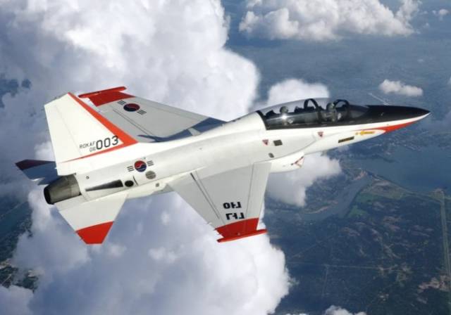 초음속 고등훈련기 T-50. 2005년 8월 30일 양산 1호기가 경남 사천 공장에서 노무현 대통령과 윤광웅 국방부장관, 이한호 공군참모총장 등 2000여명이 참석한 가운데 출고식을 가졌다. 양산 1호기가 출고됨에 따라 우리나라는 세계에서 12번째의 초음속 항공기 개발국가가 됐다.