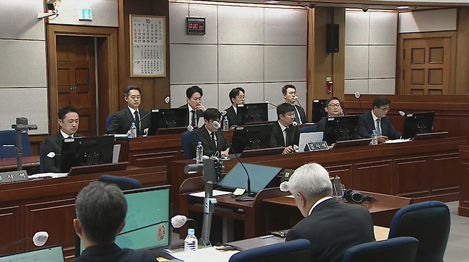 10월2일 윤석열 내란 우두머리 혐의 재판에 출석한 내란 특검팀 파견 검사들이 검은 넥타이를 메고 앉아 있다. ⓒ서울중앙지방법원