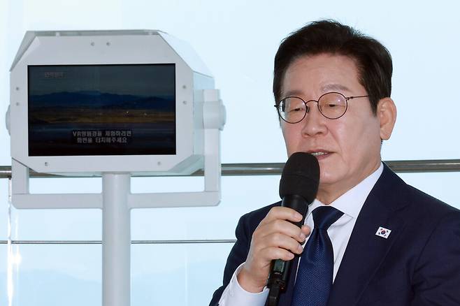 이재명 대통령이 추석 연휴 첫날인 10월3일 인천 강화군 강화평화전망대에서 진행된 실향민들과의 대화에서 발언하고 있다. ⓒ 연합뉴스